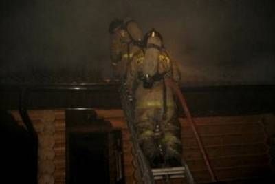 Смоленские пожарные ночью не дали сгореть бане в Ярцеве