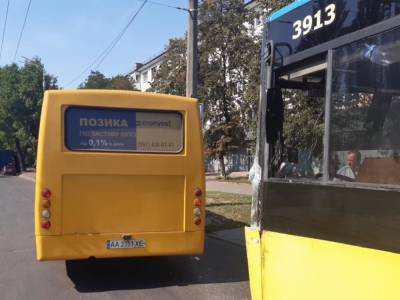«Гонки» на столичном Отрадном закончились столкновением маршрутки с троллейбусом