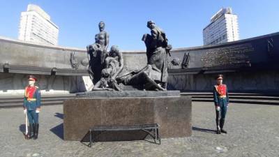 На площади Победы почтили память героических защитников Ленинграда