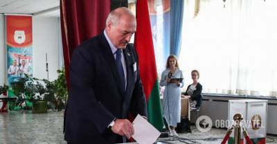 Лукашенко пришел на выборы с сыном: встречали гармошкой и цветами. Видео