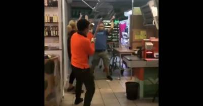 Москвич напал на охранника магазина и захотел ударить его продуктовой тележкой