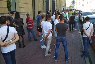 У посольства Белоруссии в Петербурге выстроилась огромная очередь