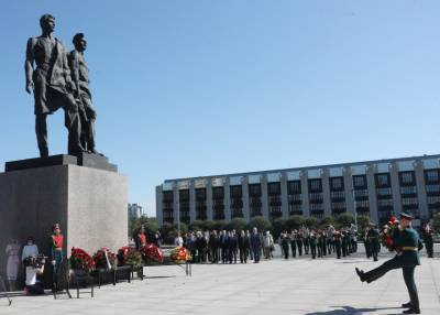 К Монументу защитникам Ленинграда возложили цветы в память об окончании Ленинградской битвы