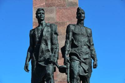 Петербуржцы почтили память героев ВОВ в День окончания Ленинградской битвы