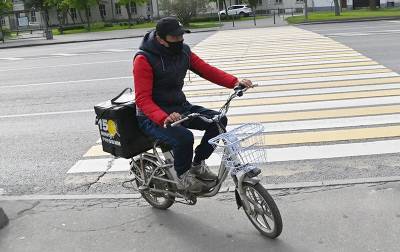 Курьера на велосипеде сбил рейсовый автобус в центре Москвы