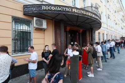 В Москве у посольства Белоруссии выстроилась огромная очередь избирателей