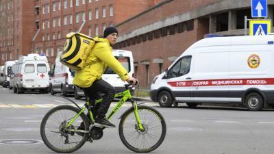Курьер-велосипедист столкнулся с автобусом в центре Москвы