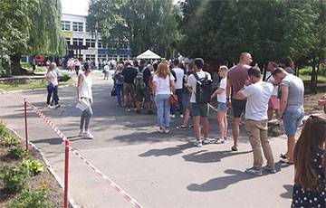«Никогда такого не видел»: сотни человек стоят возле участка на улице Восточной в Минске