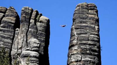 В парке Саксонская Швейцария бесстрашные отдыхающие натянули гамак на высоте 50 метров