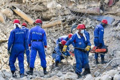 Спасатели МЧС извлекли тела двух погибших из-под завалов в Бейруте