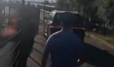Помощник президента Абхазии на джипе протаранил ворота пограничного пункта (ВИДЕО)