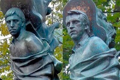 Памятник Высоцкому на Ваганьковском кладбище подвергся реконструкции, ему заменили голову
