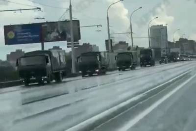 Появилось видео со спешащей в Минск огромной колонной военной техники