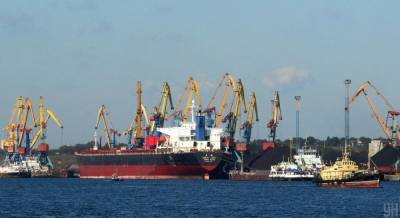 В Одессе с COVID-19 госпитализировали 11 моряков с прибывшего из Египта судна