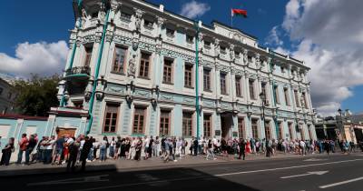 У посольства Белоруссии в Москве выстроились тысячи человек