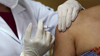 Еврокомиссар допустил появление вакцины от COVID-19 к концу года