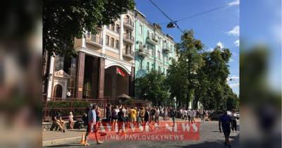 У посольства Беларуси в Киеве растет очередь из желающих проголосовать на выборах президента (фото)