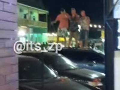 В Кирилловке отдыхающие отличились танцами на крыше авто
