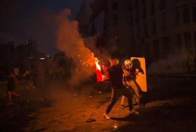 Бейрут в огне: жители столицы требуют отставки правительства