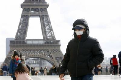 В Париже маски для лица становятся обязательными на большинстве улиц