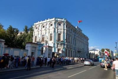 Огромная очередь из желающих проголосовать образовалась у белорусского посольства