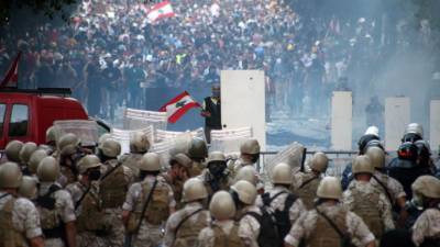 В центре Бейрута продолжились столкновения, Вашингтон поддержал протестующих