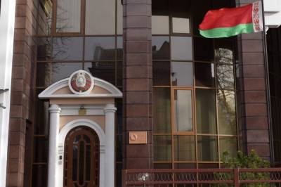 В Киеве возле посольства Белоруссии образовалась очередь из желающих проголосовать на президентских выборах