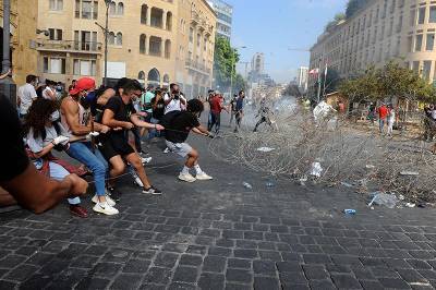 В Бейруте возобновились уличные бои между полицией и протестующими