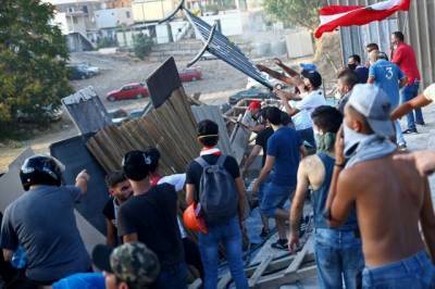 В центре Бейрута возобновились столкновения демонстрантов и полиции