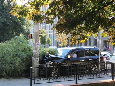 В Киеве внедорожник снес дерево после столкновения с такси
