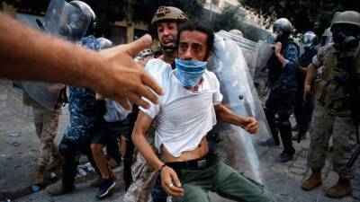 Демонстранты ворвались в здания министерств, "доноры" договорились помочь Ливану