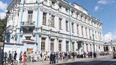 Движение в районе посольства Белоруссии в Москве затруднено из-за скопления людей