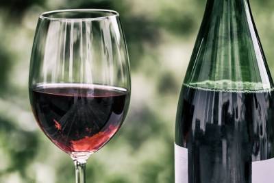 Учёные обосновали, как красное вино спасает от осложнений COVID-19