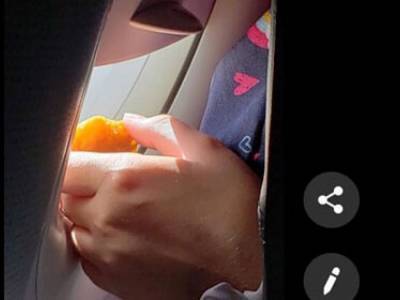 Поведение женщина во время еды удивило пассажиров самолета