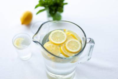 Диетологи рассказали о пользе воды с лимоном для здоровья