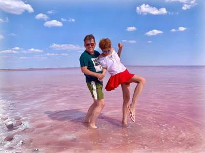 Ведущая Елена-Кристина Лебедь показала отдых с любимым на розовом озере
