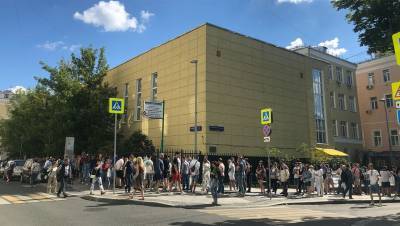 Несколько сотен человек собрались у посольства Белоруссии в Москве