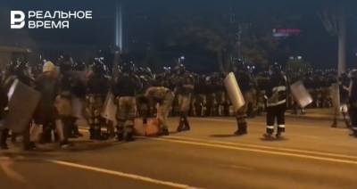 В Минске продолжаются протесты: милиция применила светошумовые гранаты, автозак въехал в толпу