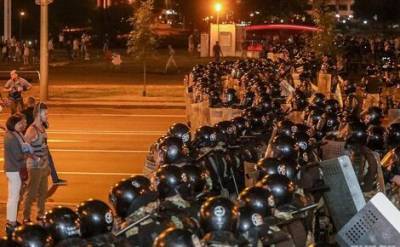 РИА Новости: протестующие в центре Минске начали сооружать баррикады