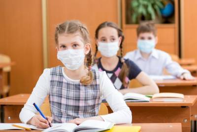 Из-за инфицирования учителей первую в Украине школу закрыли на карантин по новым правилам