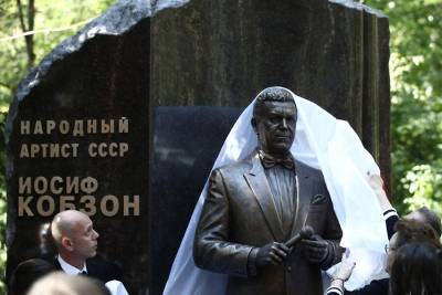 Неизвестные "заминировали" памятник Кобзону на Востряковском кладбище