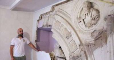 Мужчина начал ремонт и нашел архитектурное достояние XIV века (3 фото)