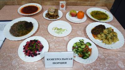 Ученики российских младших классов начали получать горячее питание