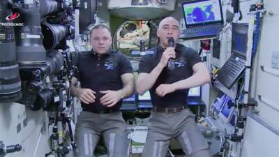 Космонавты поздравили школьников с борта МКС