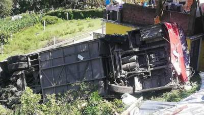 Двое погибли в результате опрокидывания рейсового автобуса в Мехико