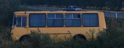 ДТП на омской трассе: автобус врезался в грузовик, пострадало трое