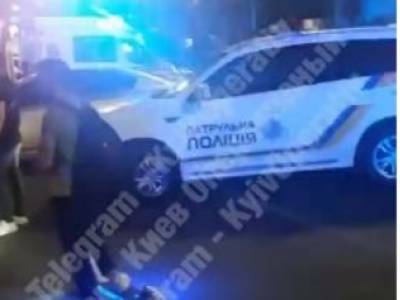 Volkswagen влетел в летнюю площадку кафе в центре Киева, есть пострадавший