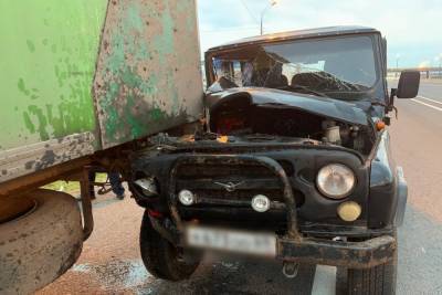 Пожилой водитель разбил отечественный внедорожник о фуру в Тверской области