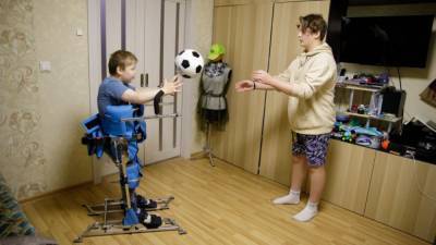 Фонд святой Екатерины передал матери детей-инвалидов тренажер для ходьбы (ФОТО)