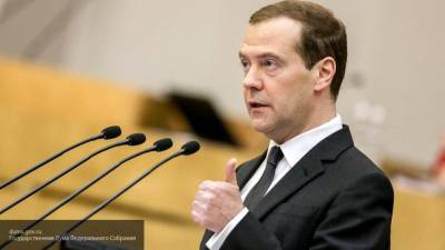 Медведев пожелал школьникам отличных оценок и хорошего настроения